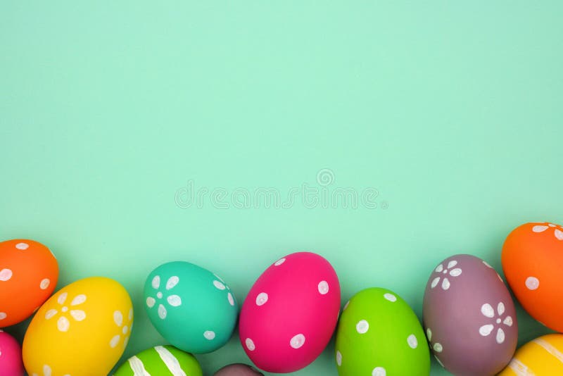 Ζωηρόχρωμα κατώτατα σύνορα αυγών Πάσχας σε ένα τυρκουάζ πράσινο κλίμα
